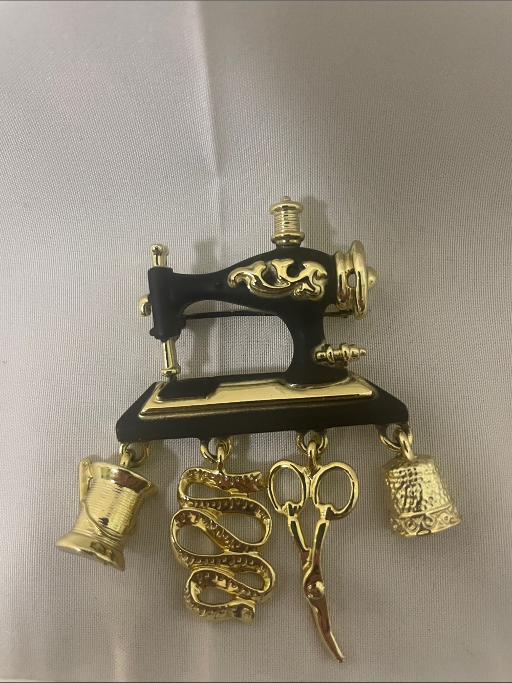 Danecraft Vintage Sewing Machine Charm Brooch - Black and Gold